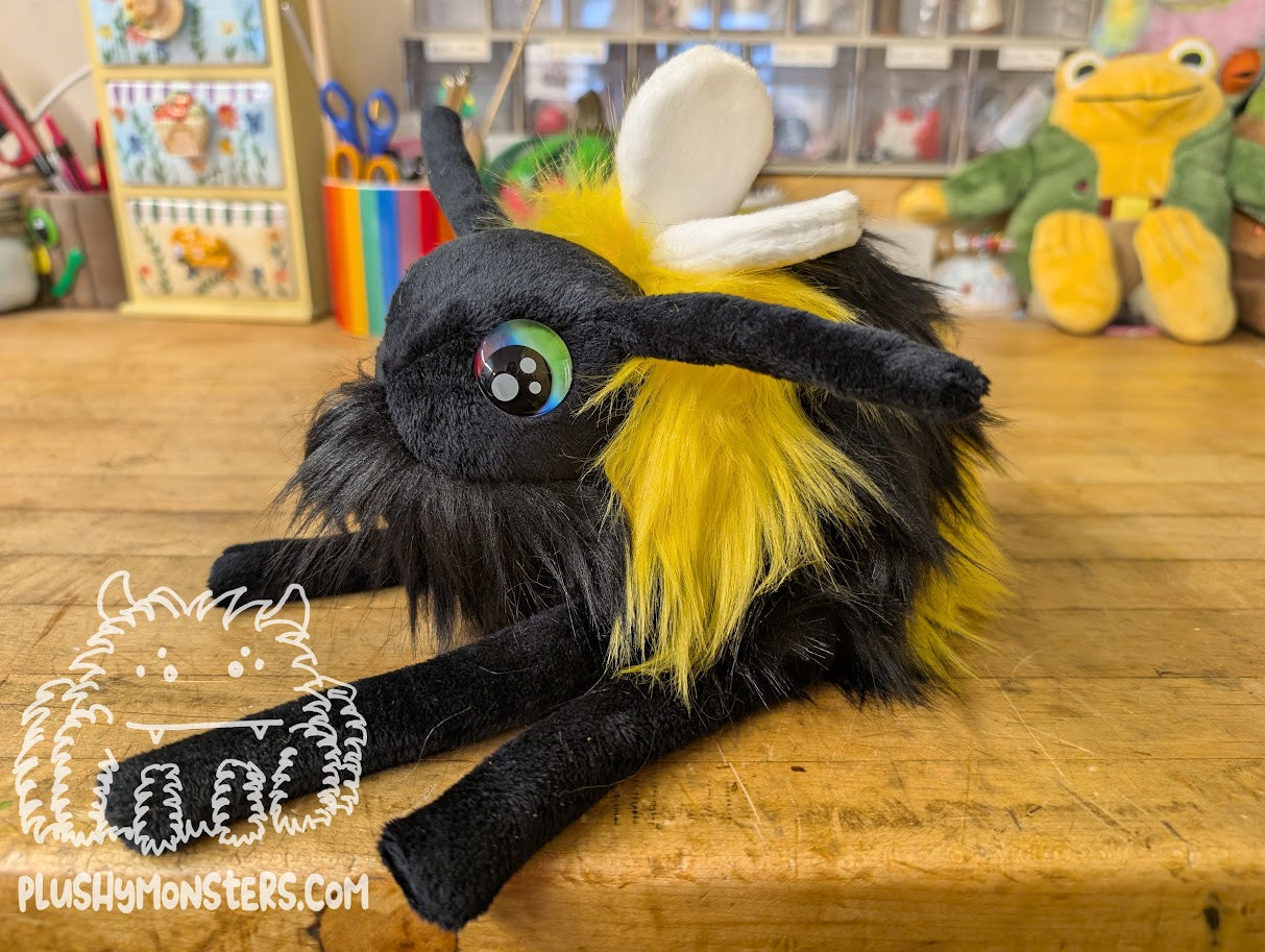 Big Shaggy Hobo Bumble! With Rainbow Eyes! - Big Hobo Tick in Disguise