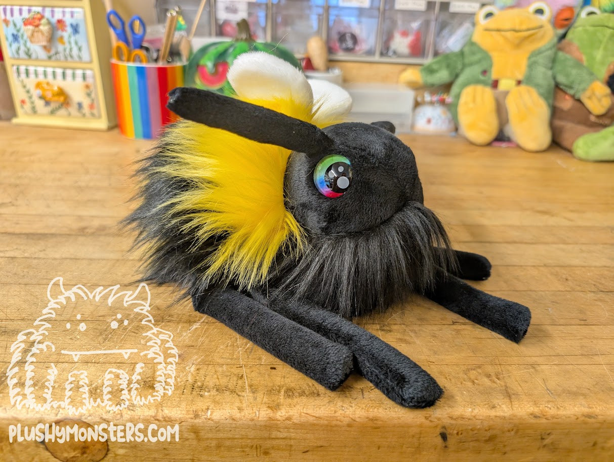 Big Shaggy Hobo Bumble! With Rainbow Eyes! - Big Hobo Tick in Disguise