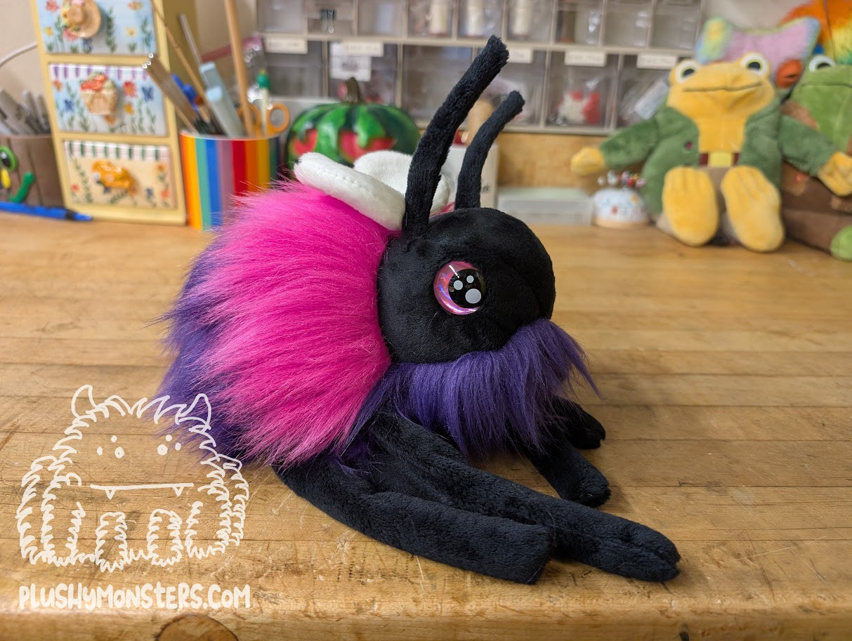 Big Shaggy Hobo Beeatrice! With Pink Kawaii Eyes! - Big Hobo Tick in Disguise