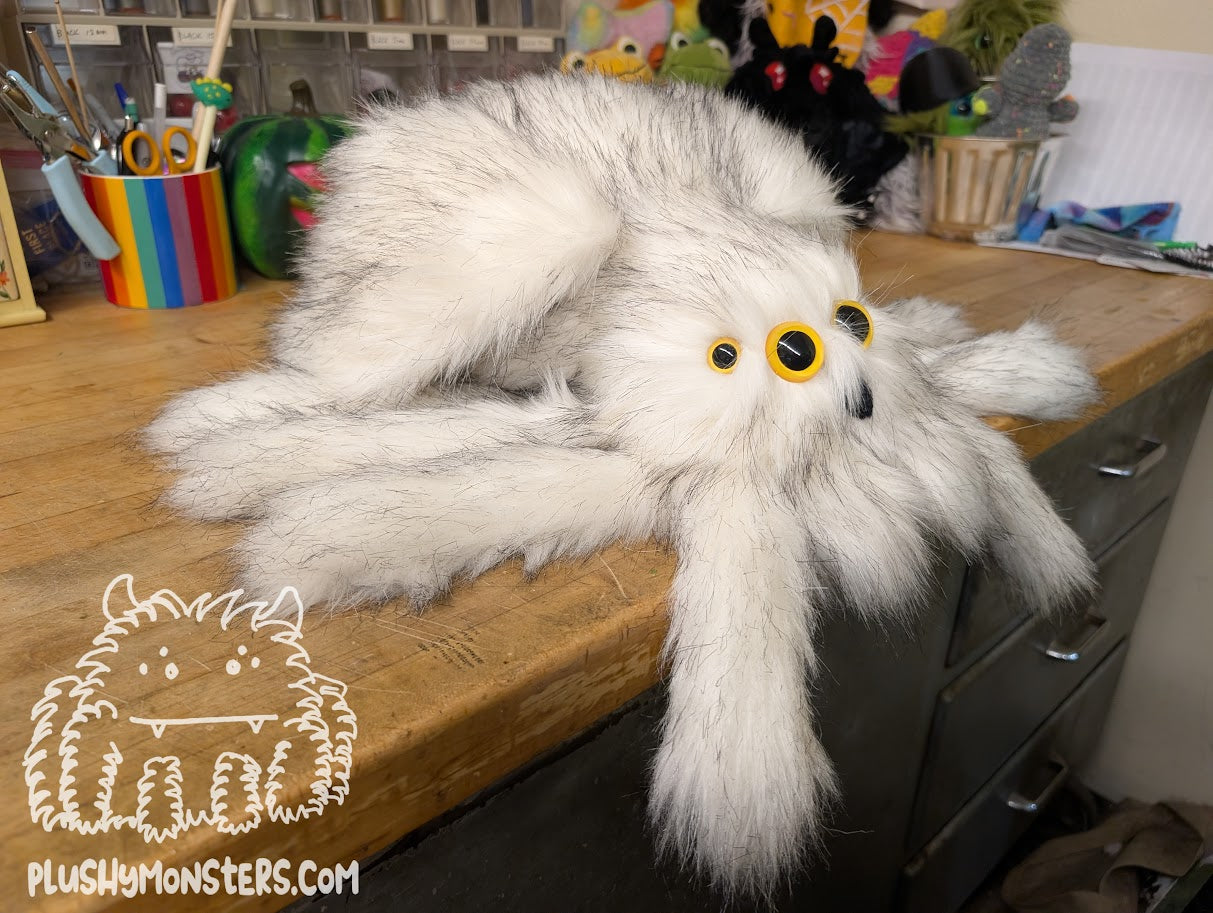 Lil' Hooty! Owl Spider in Disguise - Weighted Lil' Guy