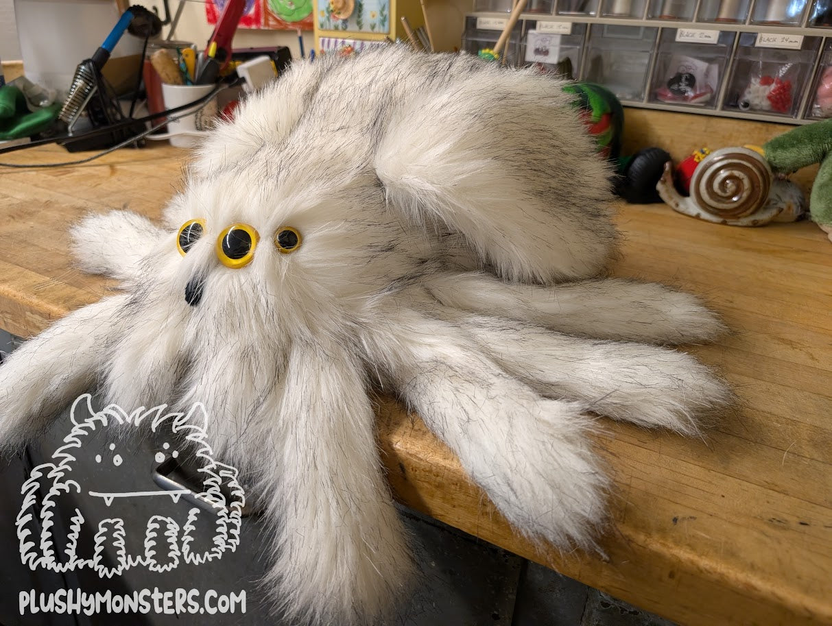 Lil' Hooty! Owl Spider in Disguise - Weighted Lil' Guy