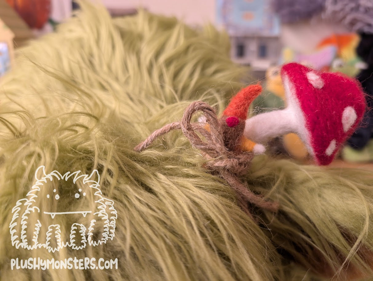 Marshall and Carl! Highland Cow Spider in Disguise and Gnome! - Weighted Middlin'