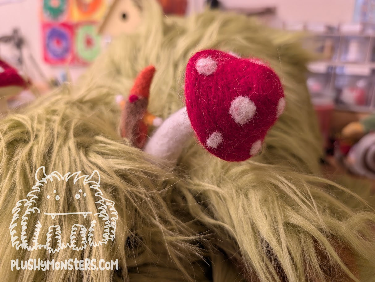 Marshall and Carl! Highland Cow Spider in Disguise and Gnome! - Weighted Middlin'